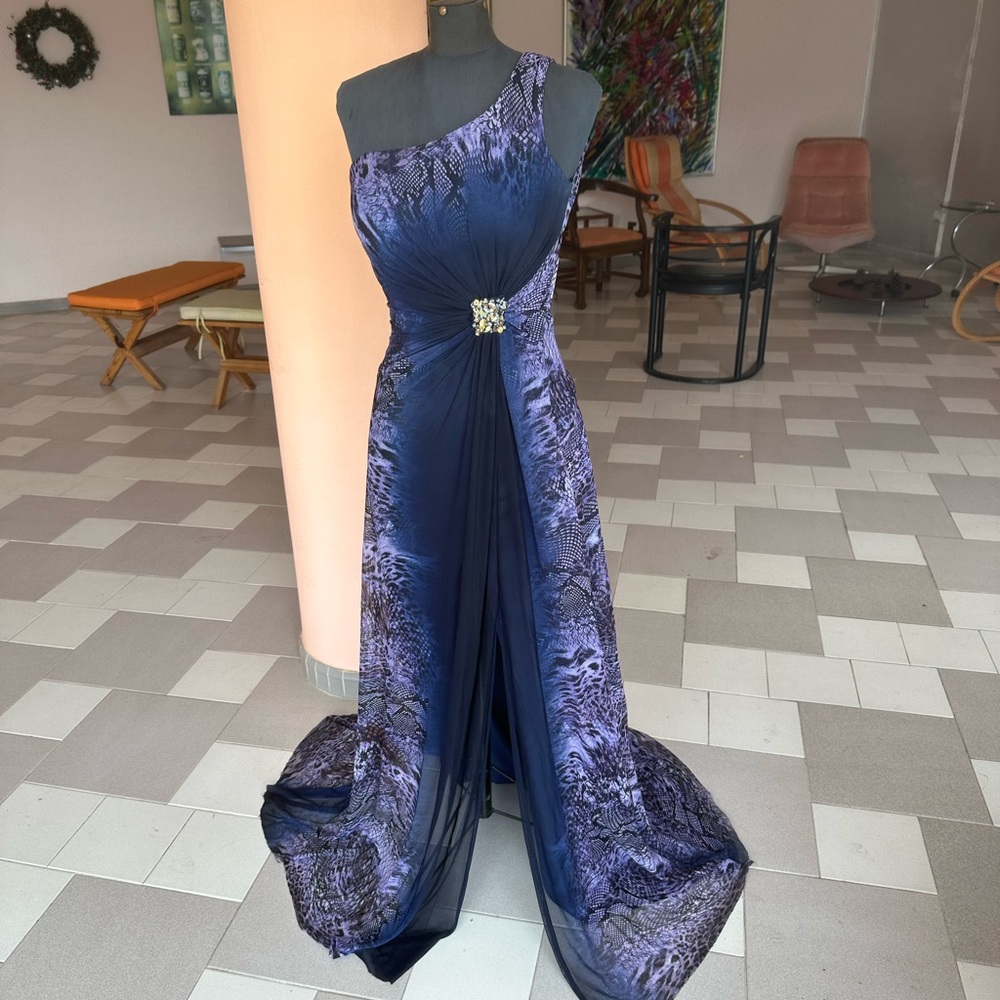 Sensual and striking deep purple/snake print gown 💜